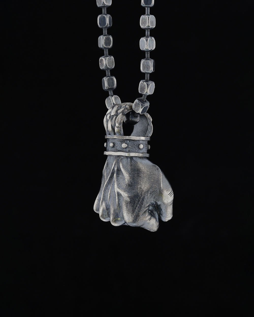 Yumruk Figürlü Kolye