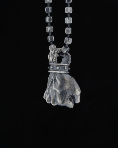 Yumruk Figürlü Kolye