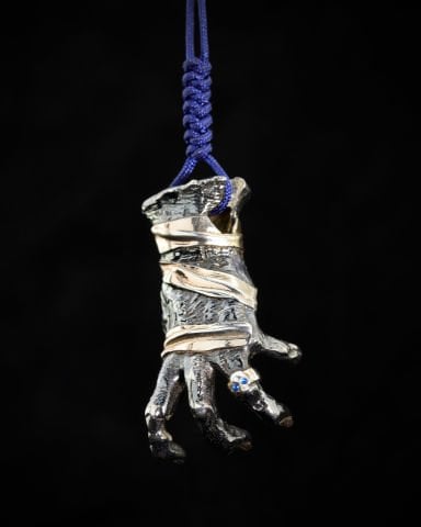Üç Boyutlu El Figürlü Gümüş Kolye