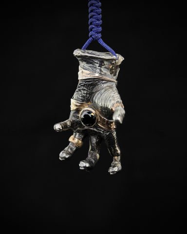 Üç Boyutlu El Figürlü Gümüş Kolye