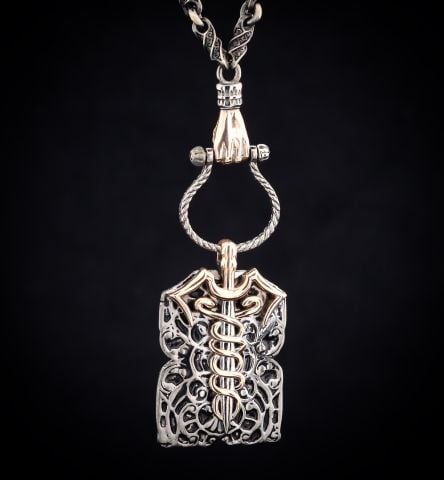 Tıp Sembolü Kadüse Tutan El Figürlü Kolye