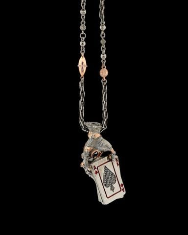 Kumarbaz Koleksiyonu İskambil Kağıdı Tutan El Figürlü Kolye