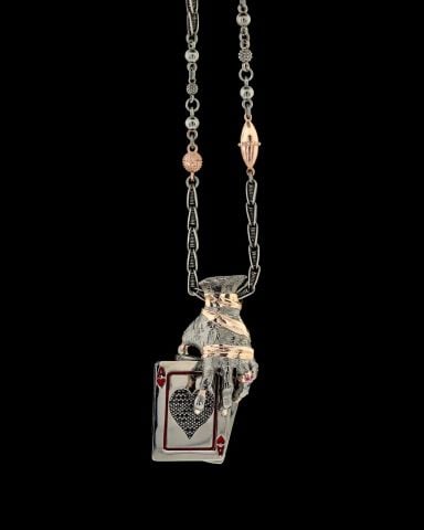 Kumarbaz Koleksiyonu İskambil Kağıdı Tutan El Figürlü Kolye