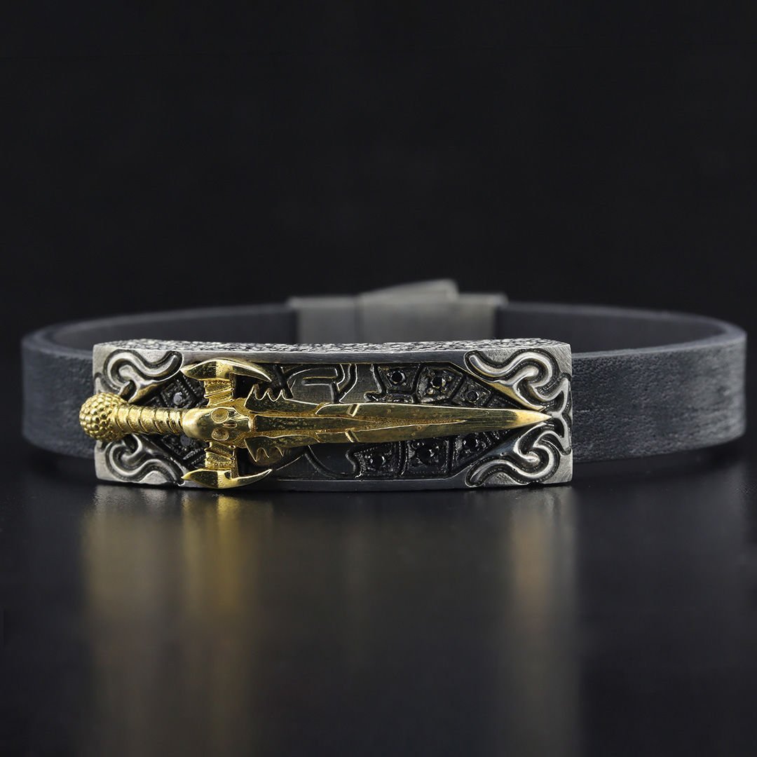 Kılıç Üzerine Kurukafa Figürü İşlenmiş Gümüş Bileklik