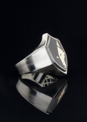 Kurt ve Kalkan Yüzük