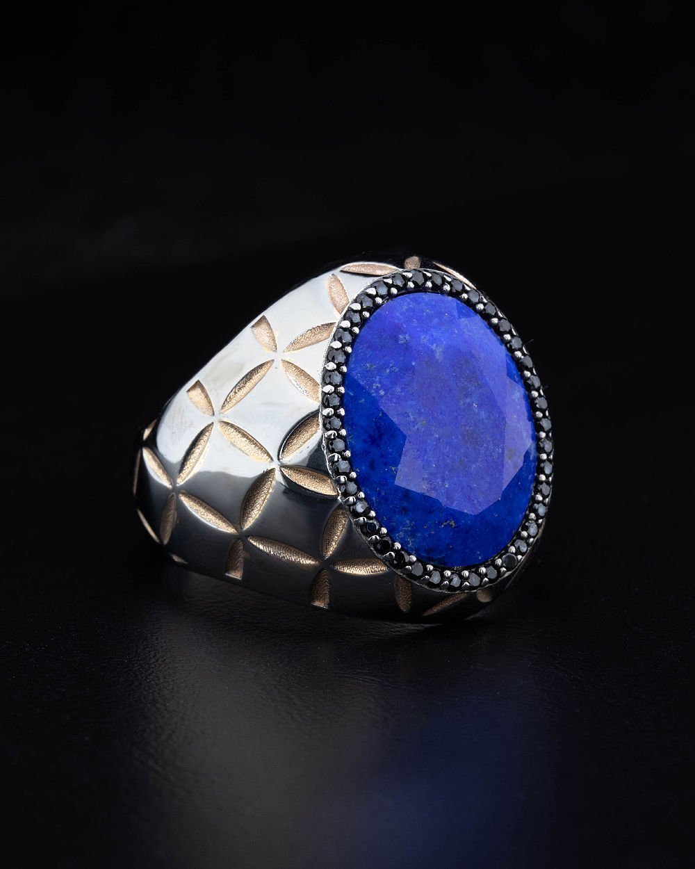 Oyma Desenli Difüzyon Safir Taşlı Gümüş Yüzük