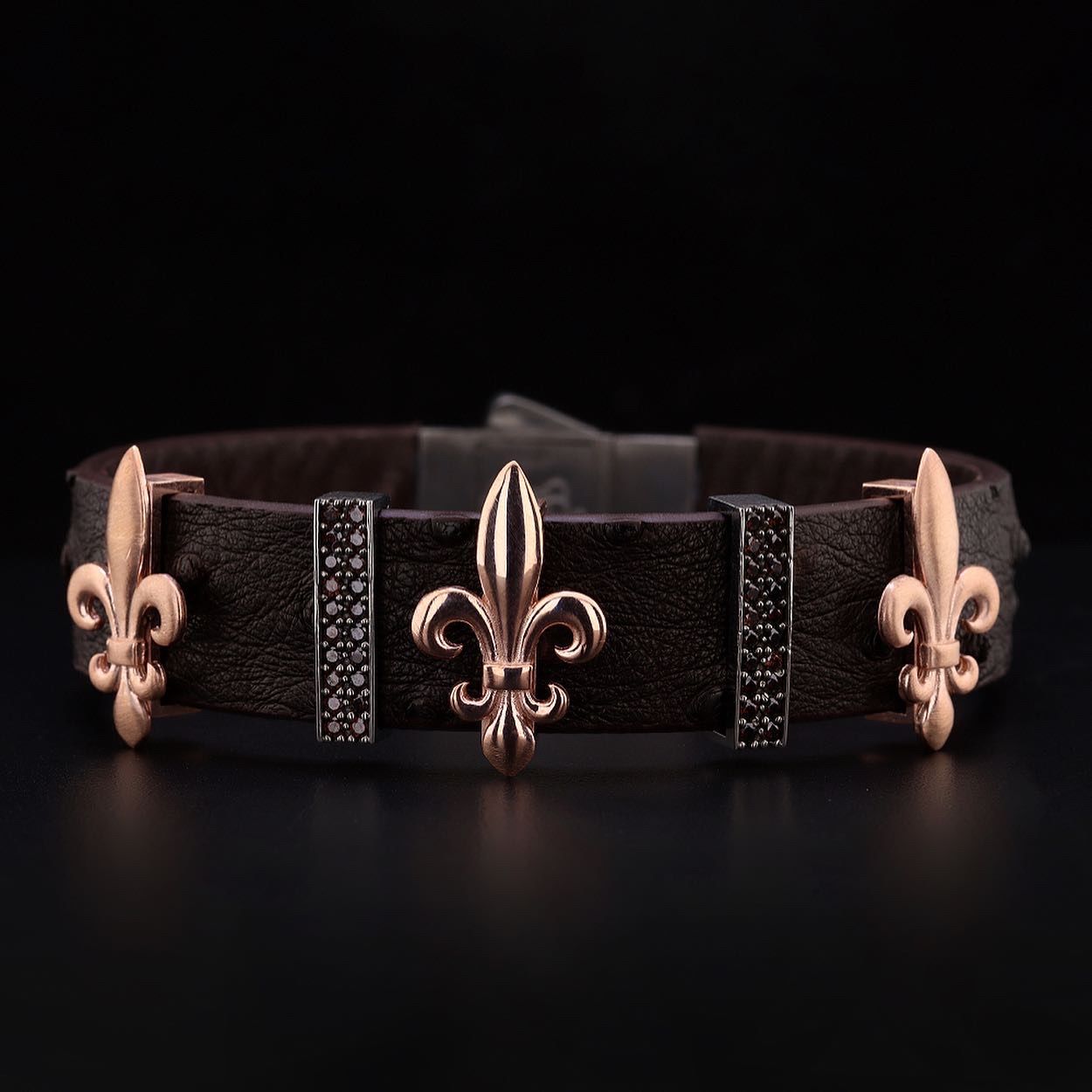 Orijinal Deve Kuşu Derisi Kordonlu Fleur De Lis Figürlü Gümüş Bileklik