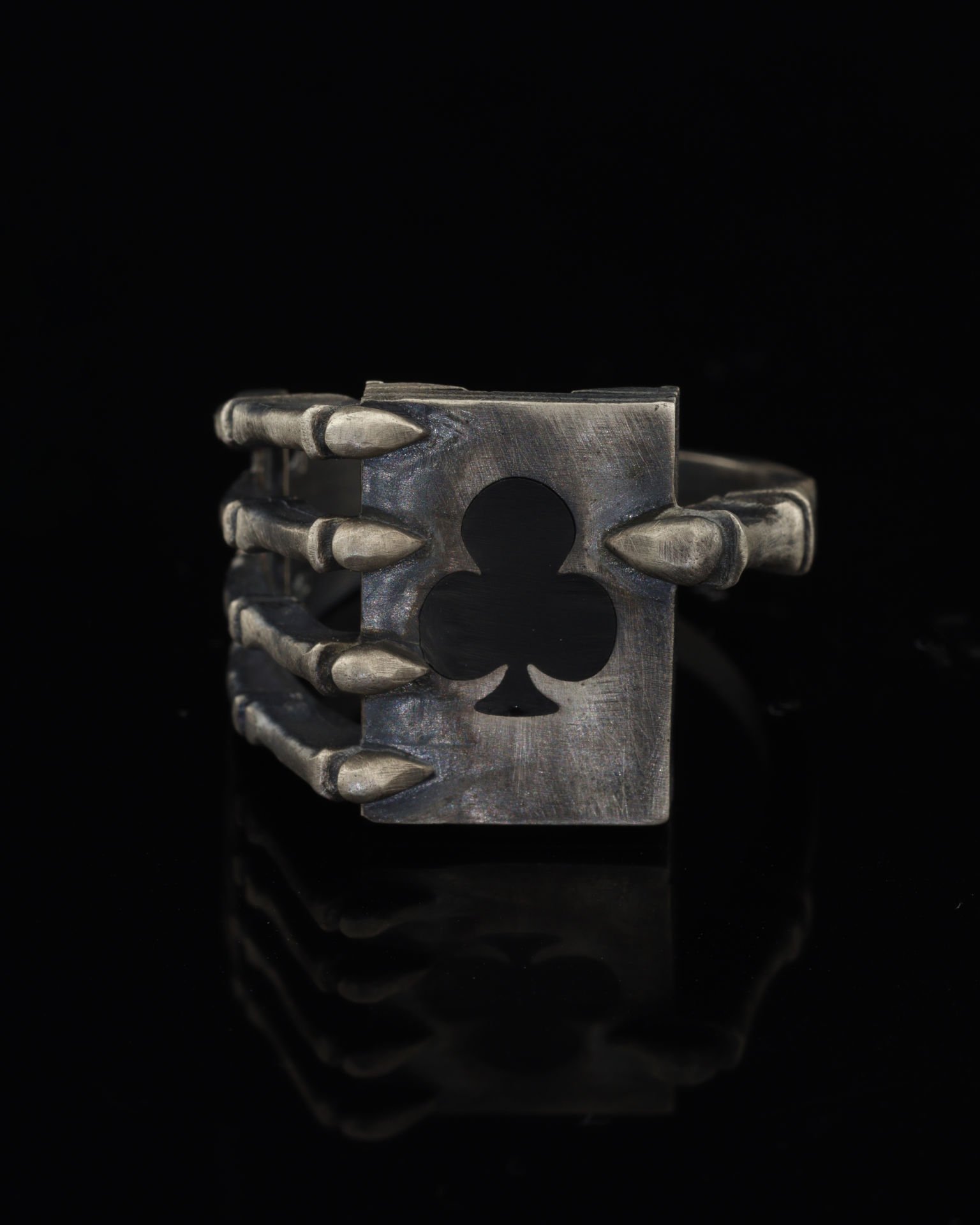 İskambil Kağıdı Tutan İskelet Figürlü Yüzük-Sinek