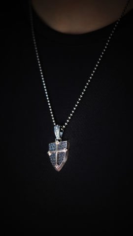 Kalkan Ve Haç Figürlü Kolye